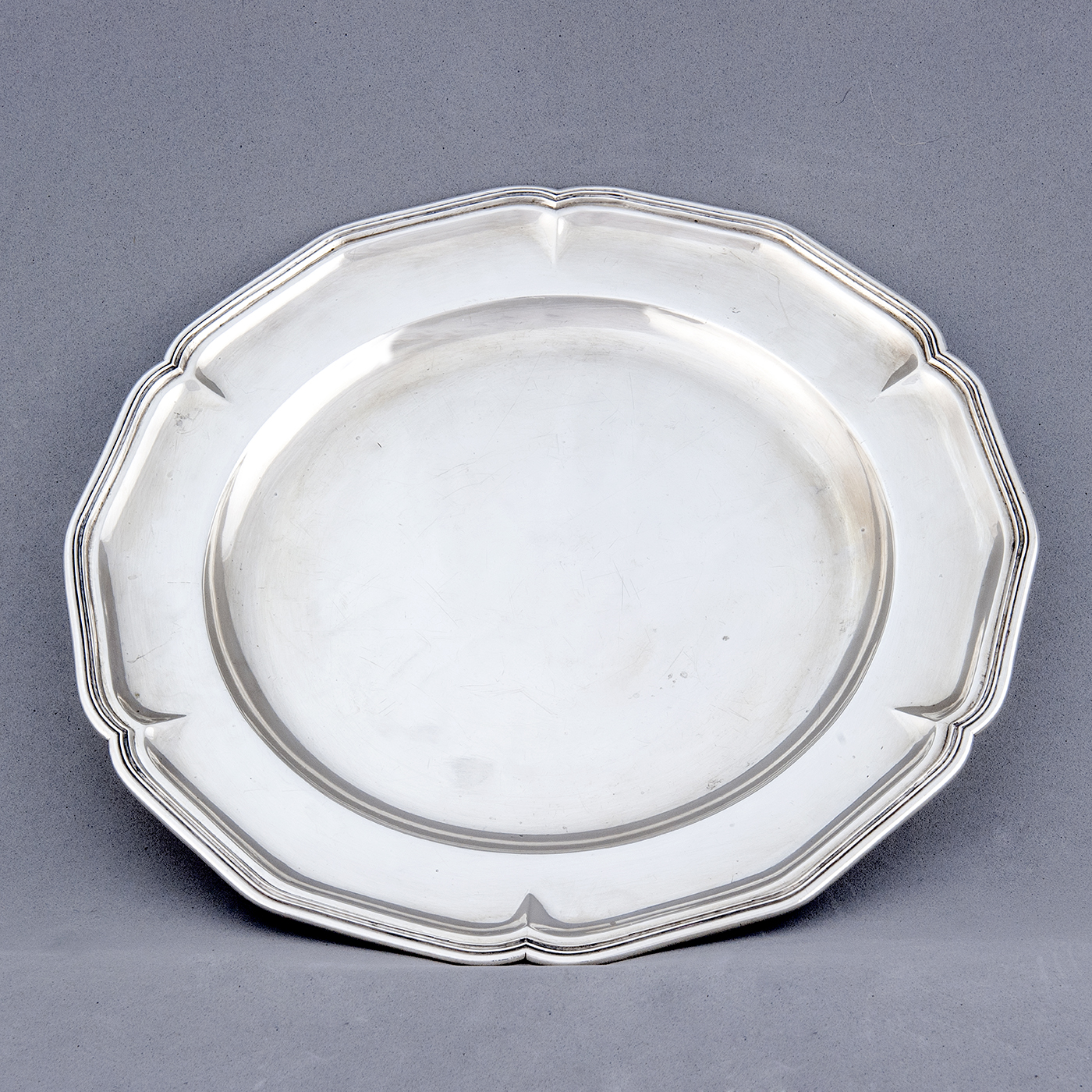 PÉREZ HERMANOS. Fuente circular en Plata. España, siglo XX. PÉREZ HERMANOS. Fuente circular en Plata. España, siglo XX.