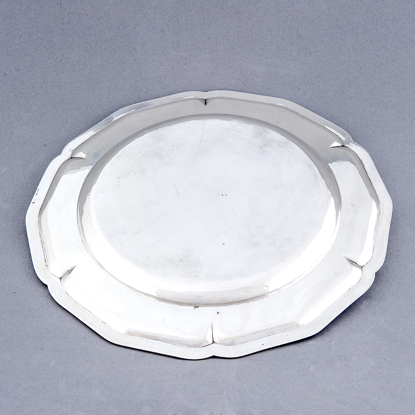 PÉREZ HERMANOS. Fuente circular en Plata. España, siglo XX. PÉREZ HERMANOS. Fuente circular en Plata. España, siglo XX.
