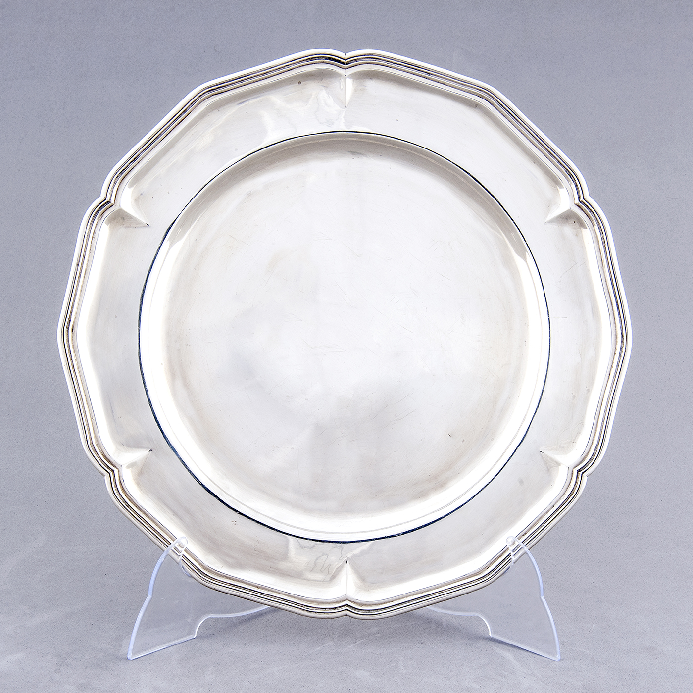 PÉREZ HERMANOS. Fuente circular en Plata. España, siglo XX. PÉREZ HERMANOS. Fuente circular en Plata. España, siglo XX.