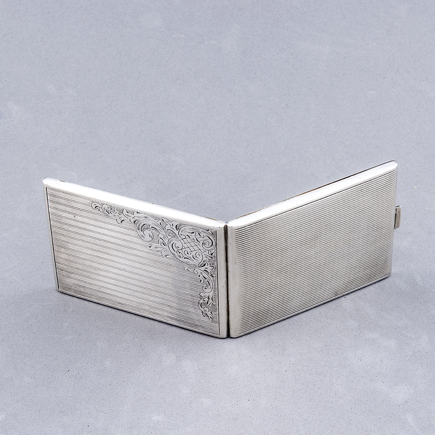Pitillera en Plata de Ley. Polonia, ca. 1920. Peso, 148 gr. Pitillera en Plata de Ley. Polonia, ca. 1920. Peso, 148 gr.