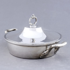 Portacazuelas de alimentos fritos en Plata de Ley. MATILDE ESPUÑES. España, siglo XX.