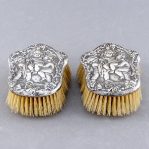 Williams Birmingham Ltd. Tú y yo, pareja de cepillos para ropa en plata de Ley, Birmingham, 1905.