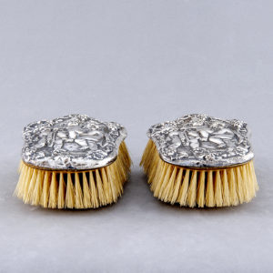 Williams Birmingham Ltd. Tú y yo, pareja de cepillos para ropa en plata de Ley, Birmingham, 1905.