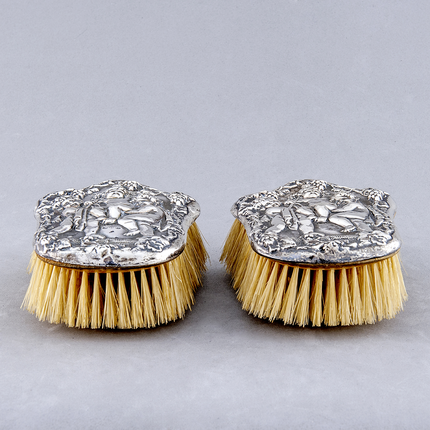 Williams Birmingham Ltd. Tú y yo, pareja de cepillos para ropa en plata de Ley, Birmingham, 1905. Williams Birmingham Ltd. Tú y yo, pareja de cepillos para ropa en plata de Ley, Birmingham, 1905.
