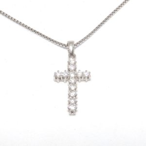 Cadena con Cruz Latina en Oro Blanco, con 12 Diamantes talla Brillante de 1 ct. - Color, H. Pureza, VS1. Peso: 8,60 gr.