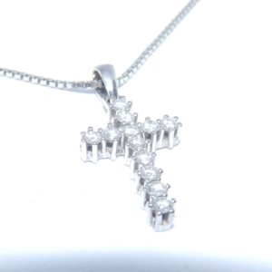 Cadena con Cruz Latina en Oro Blanco, con 12 Diamantes talla Brillante de 1 ct. - Color, H. Pureza, VS1. Peso: 8,60 gr.