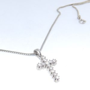 Cadena con Cruz Latina en Oro Blanco, con 12 Diamantes talla Brillante de 1 ct. - Color, H. Pureza, VS1. Peso: 8,60 gr.