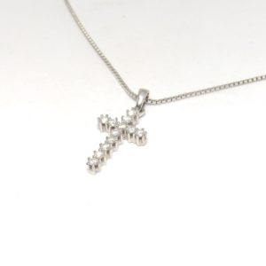 Cadena con Cruz Latina en Oro Blanco, con 12 Diamantes talla Brillante de 1 ct. - Color, H. Pureza, VS1. Peso: 8,60 gr.