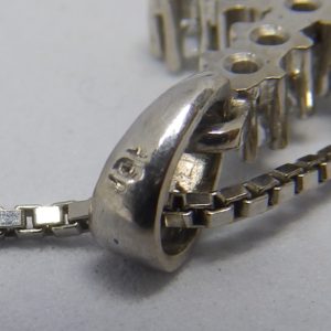 Cadena con Cruz Latina en Oro Blanco, con 12 Diamantes talla Brillante de 1 ct. - Color, H. Pureza, VS1. Peso: 8,60 gr.