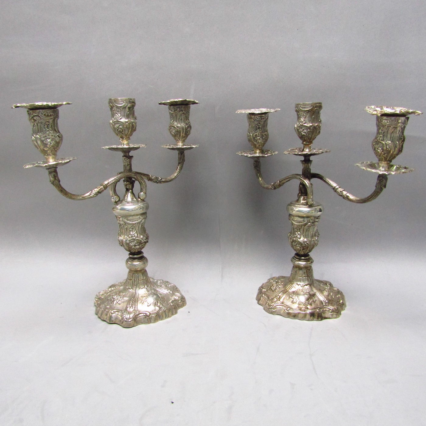 ADRADAS. Pareja de candelabros de tres luces en plata. España, siglo XIX. ADRADAS. Pareja de candelabros de tres luces en plata. España, siglo XIX.