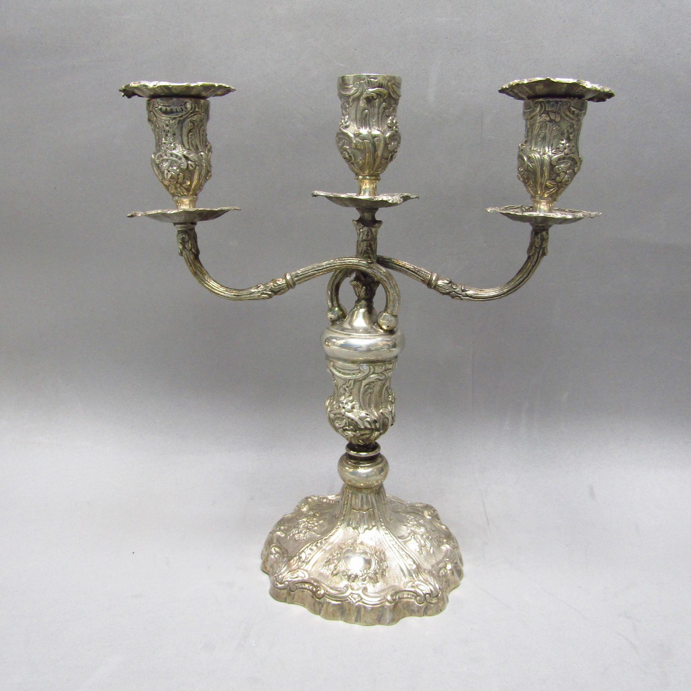 ADRADAS. Pareja de candelabros de tres luces en plata. España, siglo XIX. ADRADAS. Pareja de candelabros de tres luces en plata. España, siglo XIX.