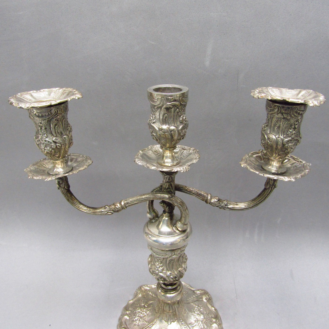 ADRADAS. Pareja de candelabros de tres luces en plata. España, siglo XIX. ADRADAS. Pareja de candelabros de tres luces en plata. España, siglo XIX.