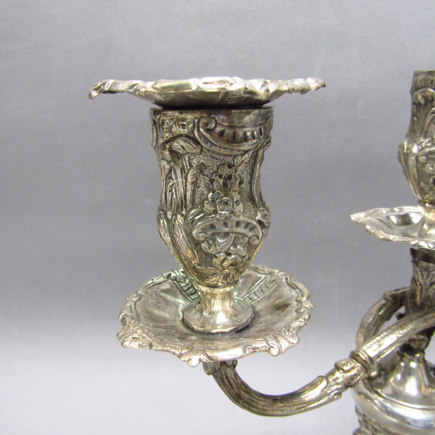 ADRADAS. Pareja de candelabros de tres luces en plata. España, siglo XIX. ADRADAS. Pareja de candelabros de tres luces en plata. España, siglo XIX.