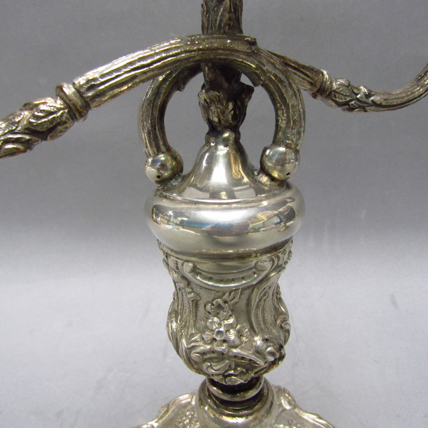 ADRADAS. Pareja de candelabros de tres luces en plata. España, siglo XIX. ADRADAS. Pareja de candelabros de tres luces en plata. España, siglo XIX.