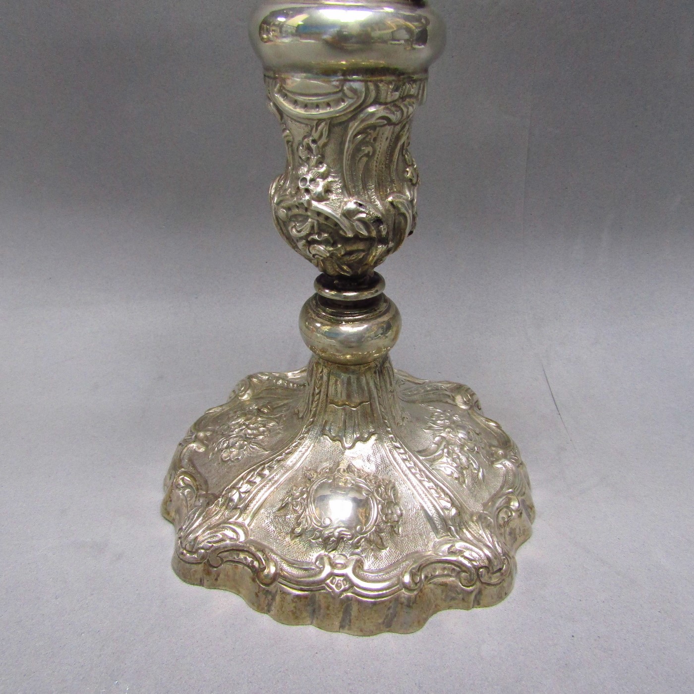 ADRADAS. Pareja de candelabros de tres luces en plata. España, siglo XIX. ADRADAS. Pareja de candelabros de tres luces en plata. España, siglo XIX.