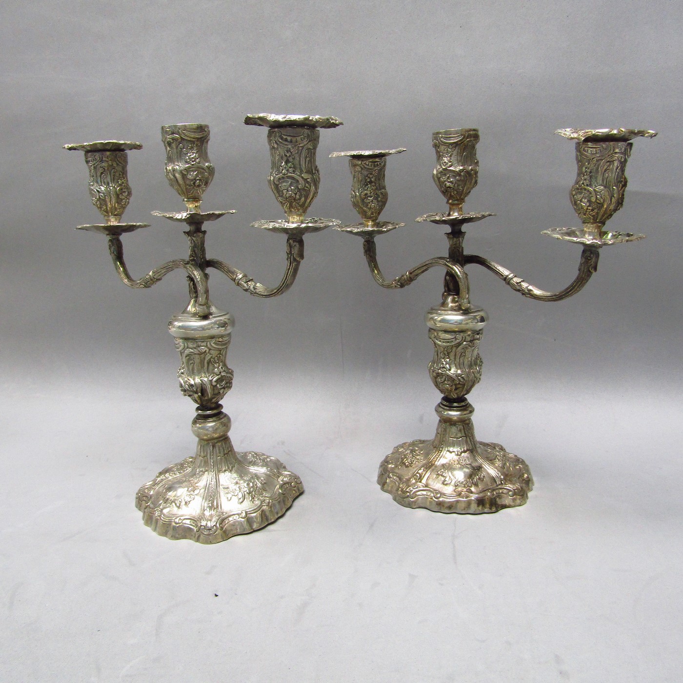 ADRADAS. Pareja de candelabros de tres luces en plata. España, siglo XIX. ADRADAS. Pareja de candelabros de tres luces en plata. España, siglo XIX.