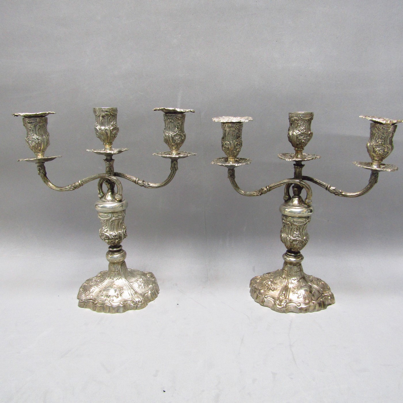 ADRADAS. Pareja de candelabros de tres luces en plata. España, siglo XIX. ADRADAS. Pareja de candelabros de tres luces en plata. España, siglo XIX.