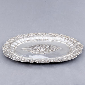 Bandeja Decorativa Oval en plata. España, siglo XIX.
