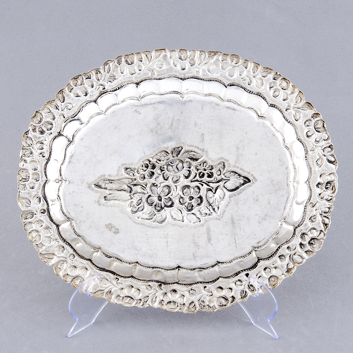 Bandeja Decorativa Oval en plata. España, siglo XIX. Bandeja Decorativa Oval en plata. España, siglo XIX.