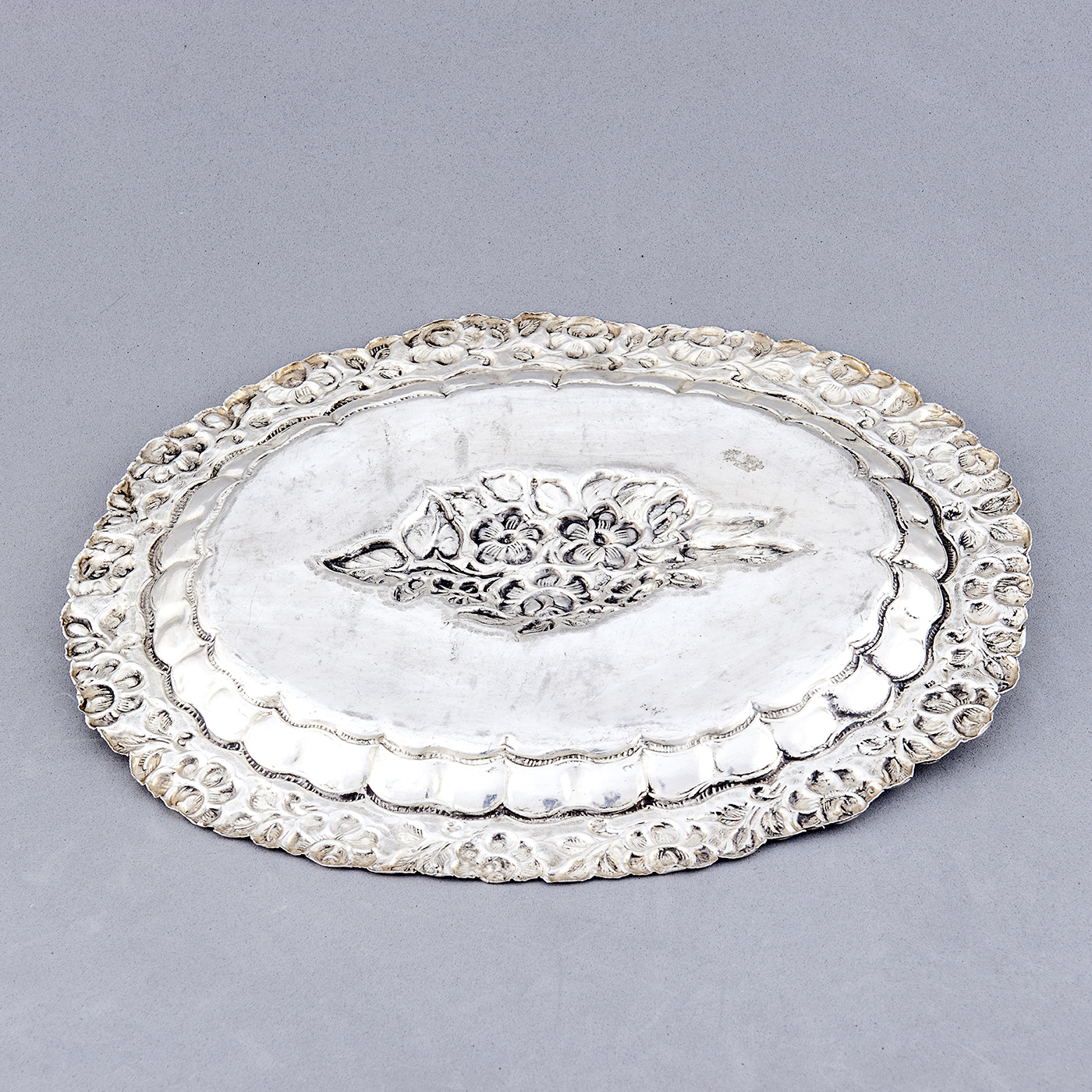 Bandeja Decorativa Oval en plata. España, siglo XIX. Bandeja Decorativa Oval en plata. España, siglo XIX.