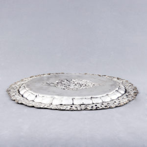 Bandeja Decorativa Oval en plata. España, siglo XIX.