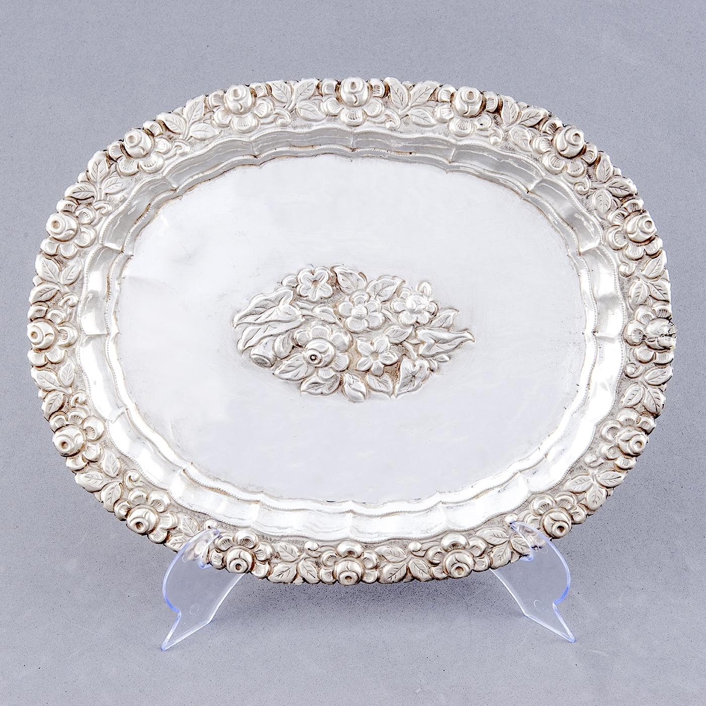 Bandeja Decorativa Oval en plata. España, siglo XIX. Bandeja Decorativa Oval en plata. España, siglo XIX.