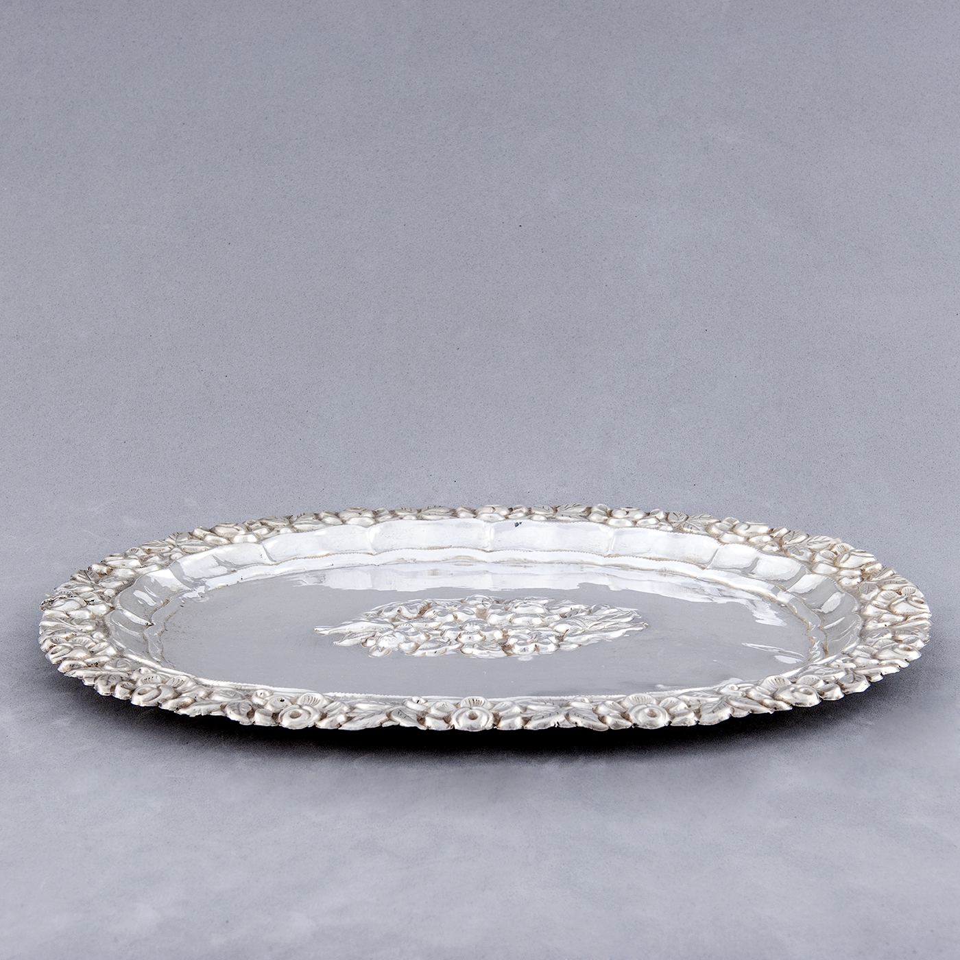 Bandeja Decorativa Oval en plata. España, siglo XIX. Bandeja Decorativa Oval en plata. España, siglo XIX.