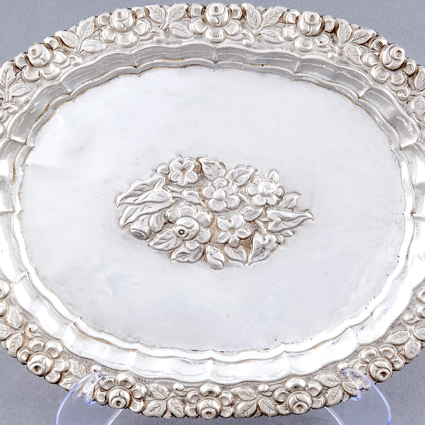Bandeja Decorativa Oval en plata. España, siglo XIX. Bandeja Decorativa Oval en plata. España, siglo XIX.