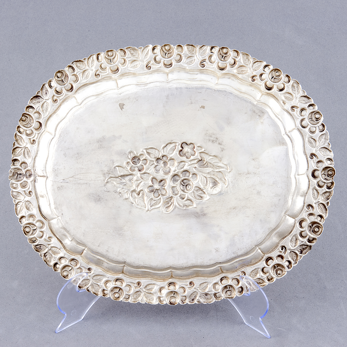 Bandeja Decorativa Oval en plata. España, siglo XIX. Bandeja Decorativa Oval en plata. España, siglo XIX.