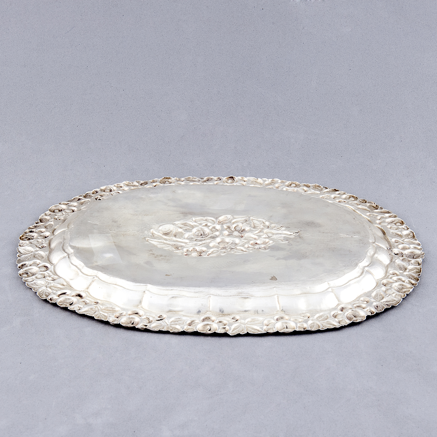 Bandeja Decorativa Oval en plata. España, siglo XIX. Bandeja Decorativa Oval en plata. España, siglo XIX.