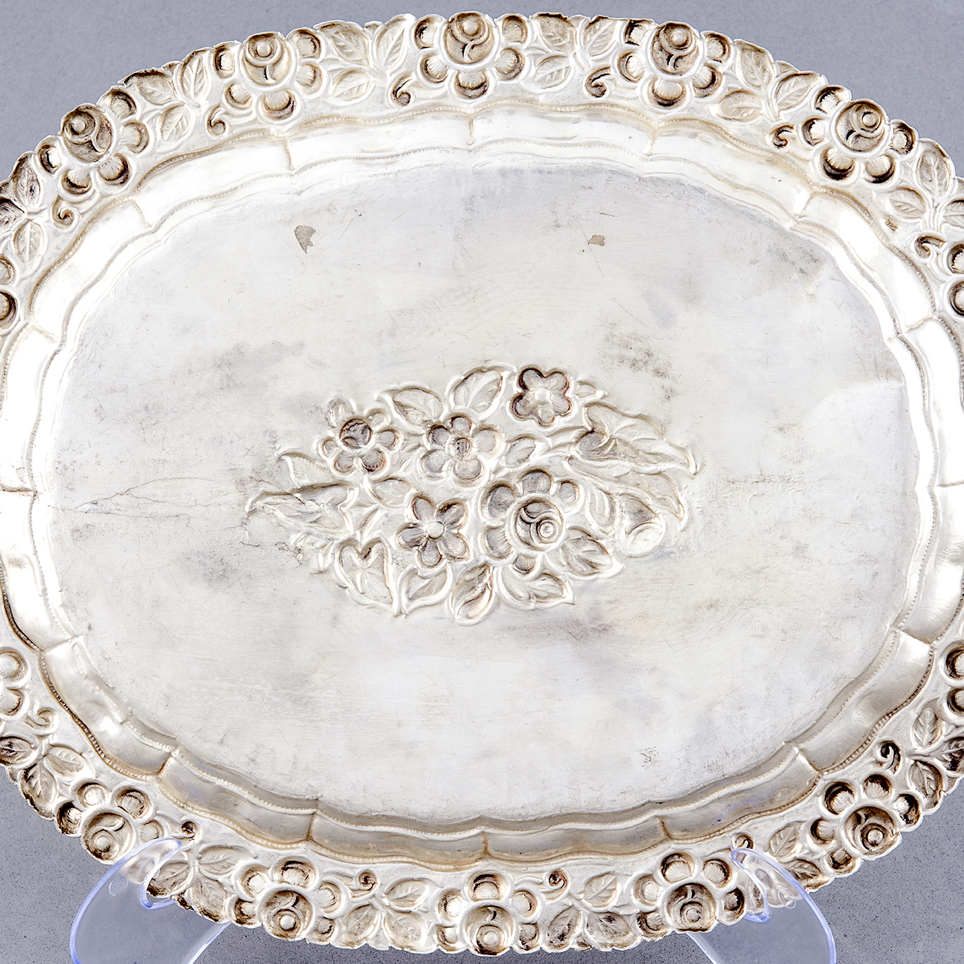 Bandeja Decorativa Oval en plata. España, siglo XIX. Bandeja Decorativa Oval en plata. España, siglo XIX.