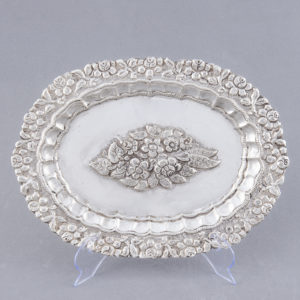 Bandeja Decorativa Oval en plata. España, siglo XIX.