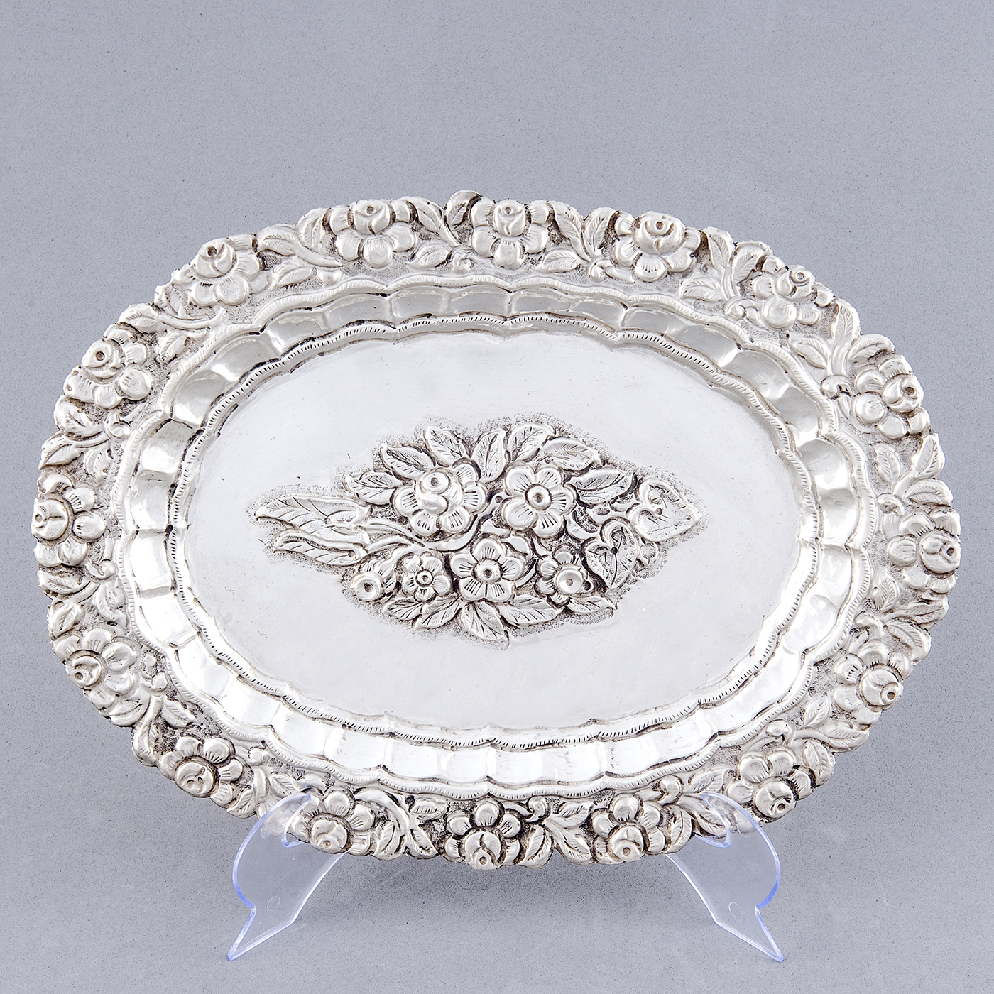 Bandeja Decorativa Oval en plata. España, siglo XIX. Bandeja Decorativa Oval en plata. España, siglo XIX.