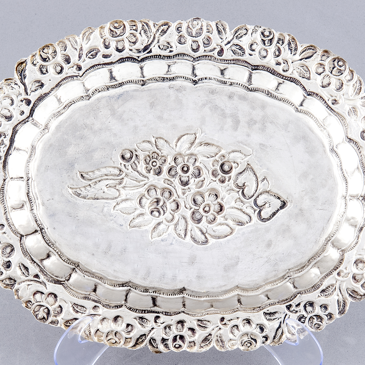 Bandeja Decorativa Oval en plata. España, siglo XIX. Bandeja Decorativa Oval en plata. España, siglo XIX.