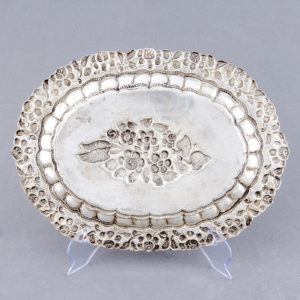 Bandeja Decorativa Oval en plata. España, siglo XIX.