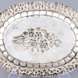 Bandeja Decorativa Oval en plata. España, siglo XIX.