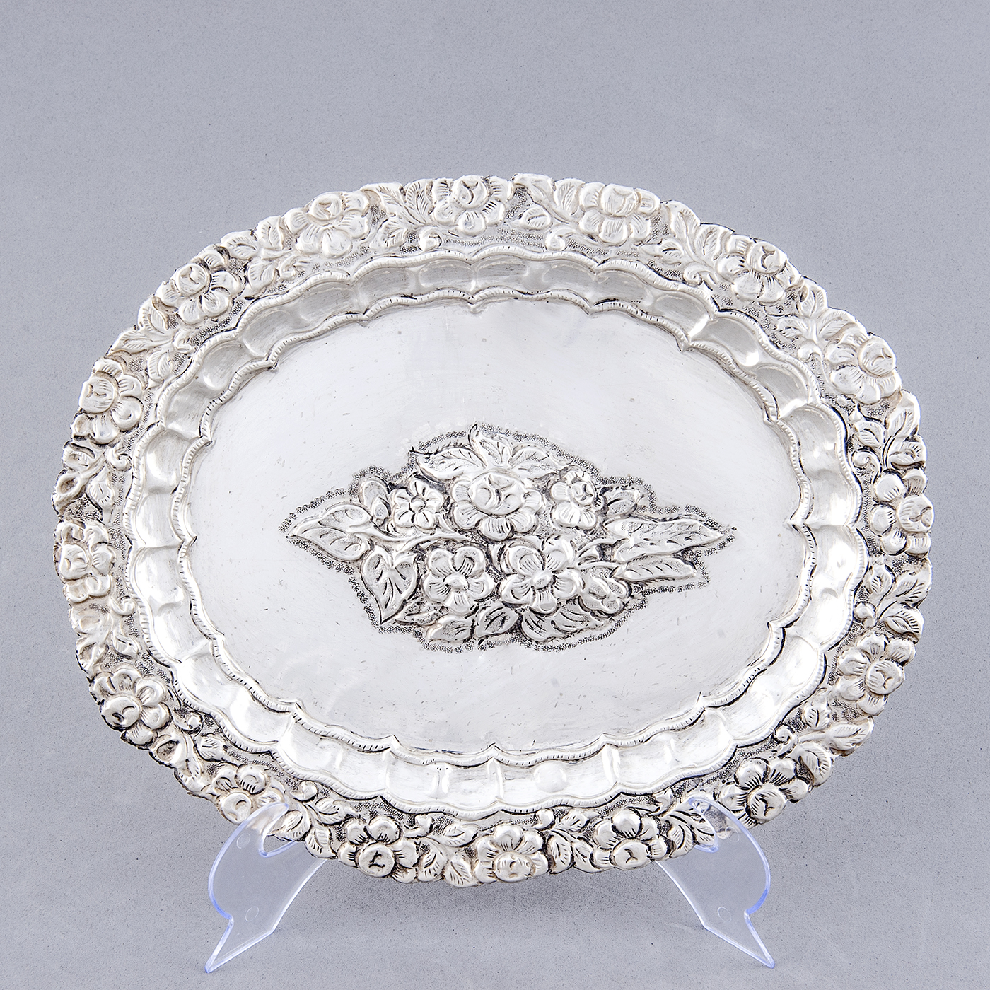 Bandeja Decorativa Oval en plata. España, siglo XIX. Bandeja Decorativa Oval en plata. España, siglo XIX.