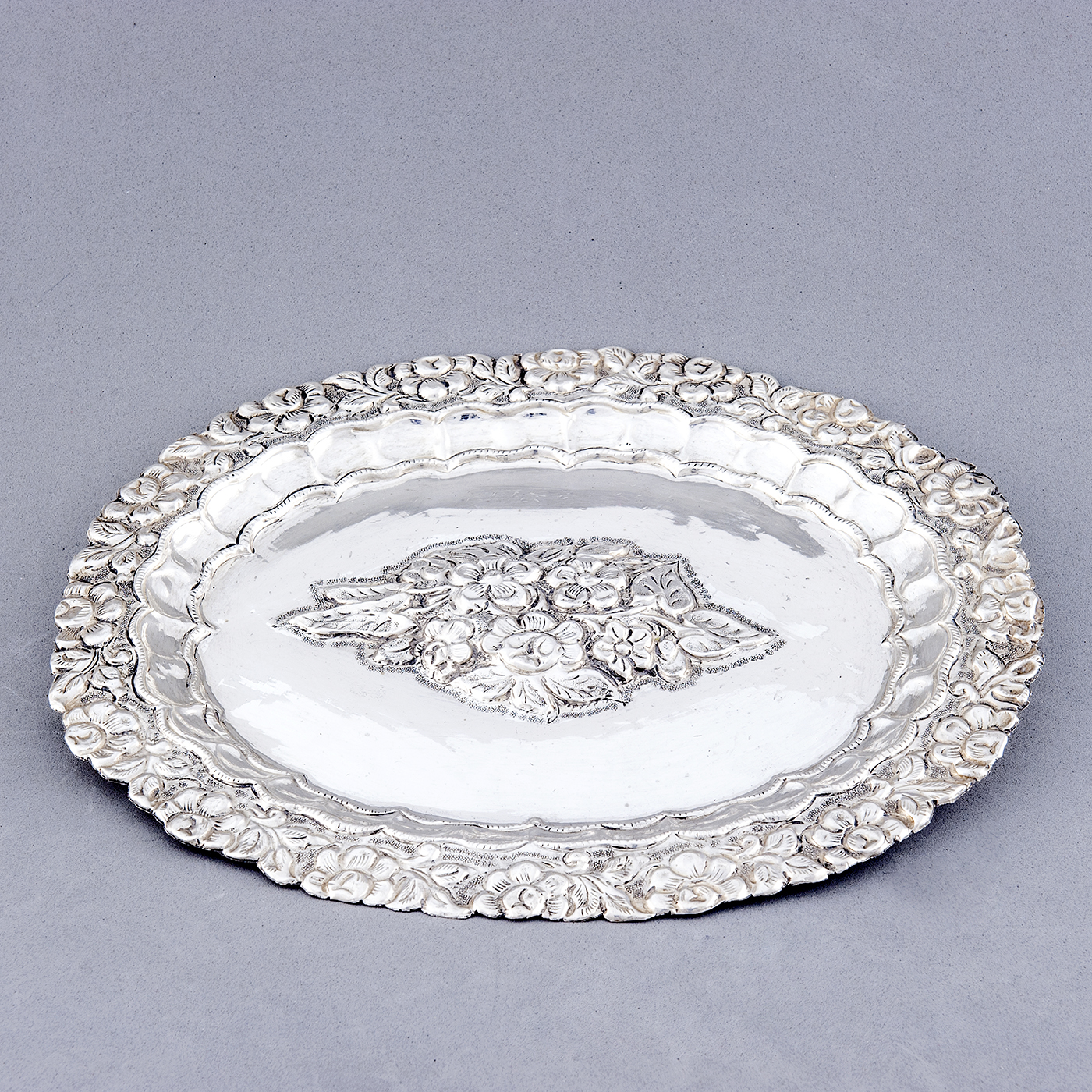 Bandeja Decorativa Oval en plata. España, siglo XIX. Bandeja Decorativa Oval en plata. España, siglo XIX.