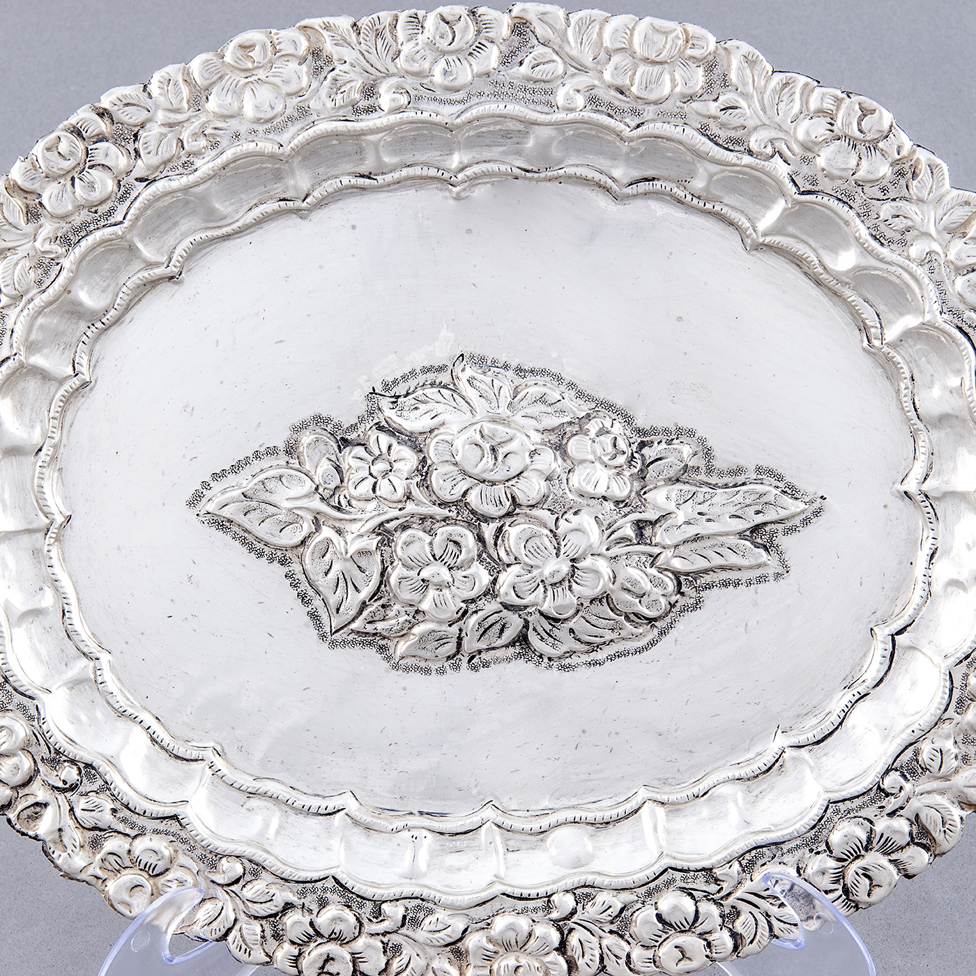 Bandeja Decorativa Oval en plata. España, siglo XIX. Bandeja Decorativa Oval en plata. España, siglo XIX.
