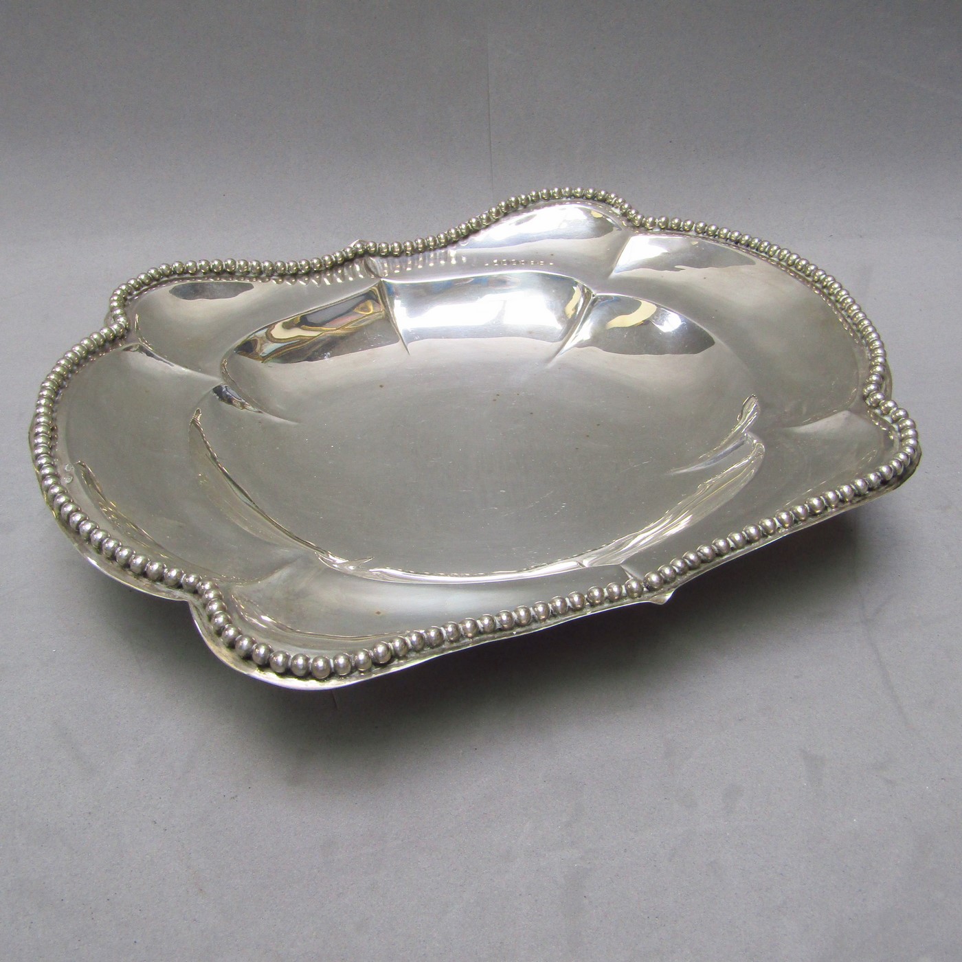 Centro de mesa en Plata de Ley. España. Siglo XX. Centro de mesa en Plata de Ley. España. Siglo XX.