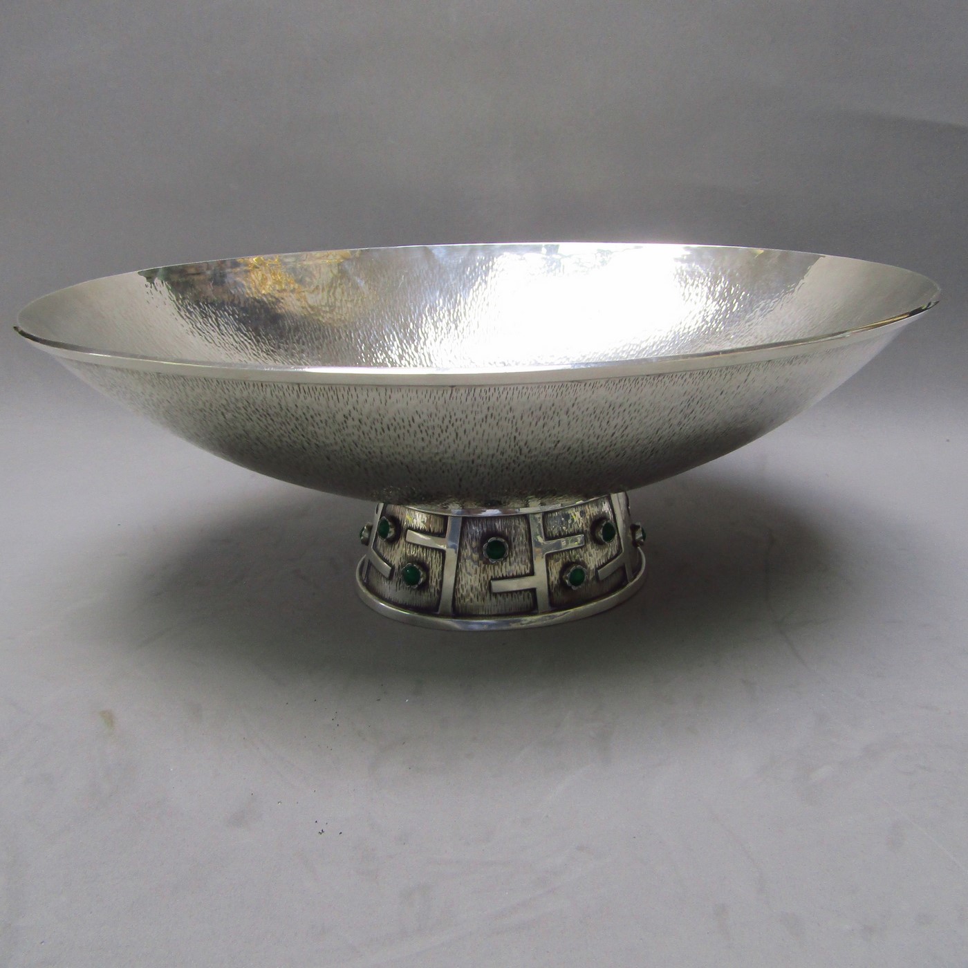 Centro de Mesa Oval en Plata martelé y base con cabujones. España, siglo XX. Centro de Mesa Oval en Plata martelé y base con cabujones. España, siglo XX.