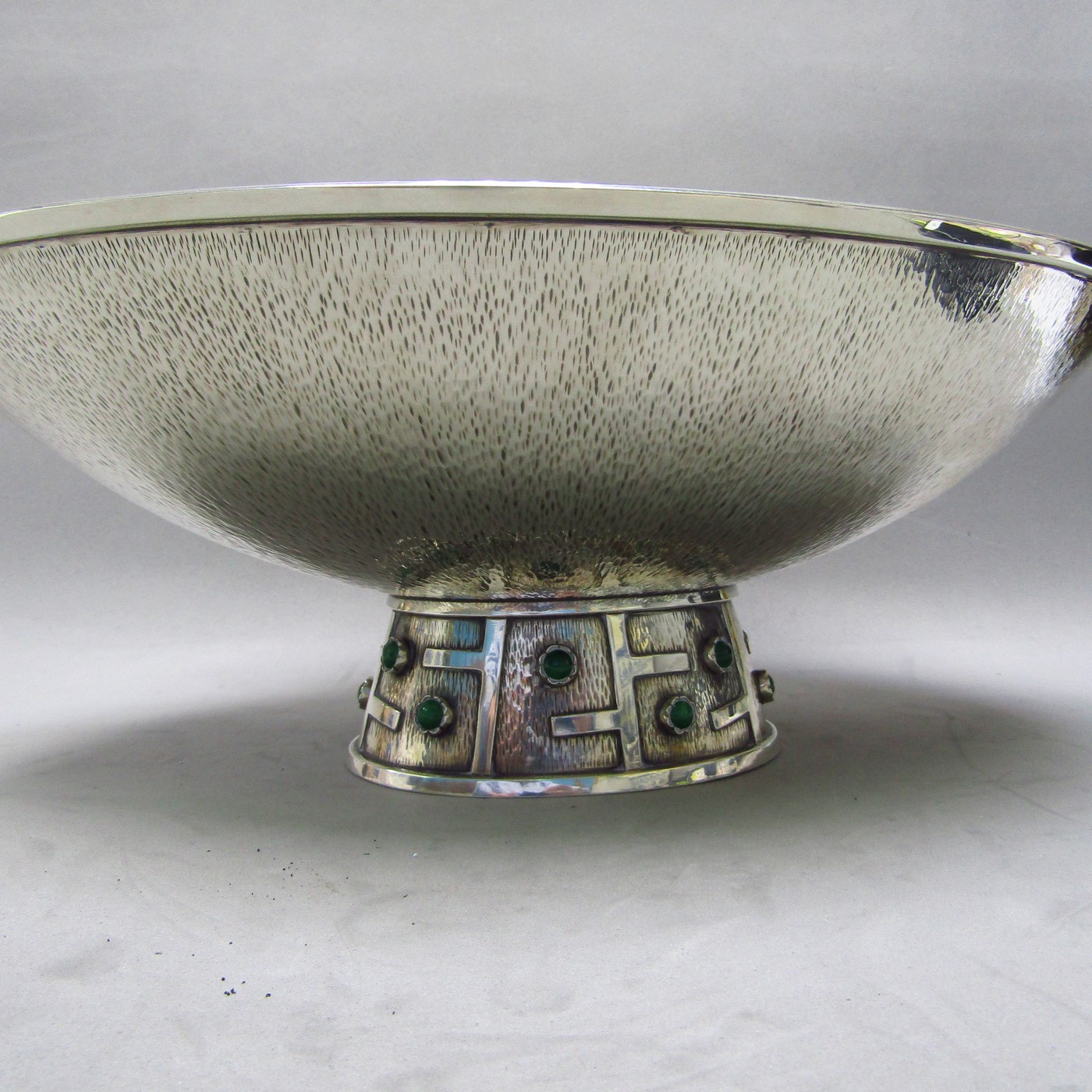 Centro de Mesa Oval en Plata martelé y base con cabujones. España, siglo XX. Centro de Mesa Oval en Plata martelé y base con cabujones. España, siglo XX.