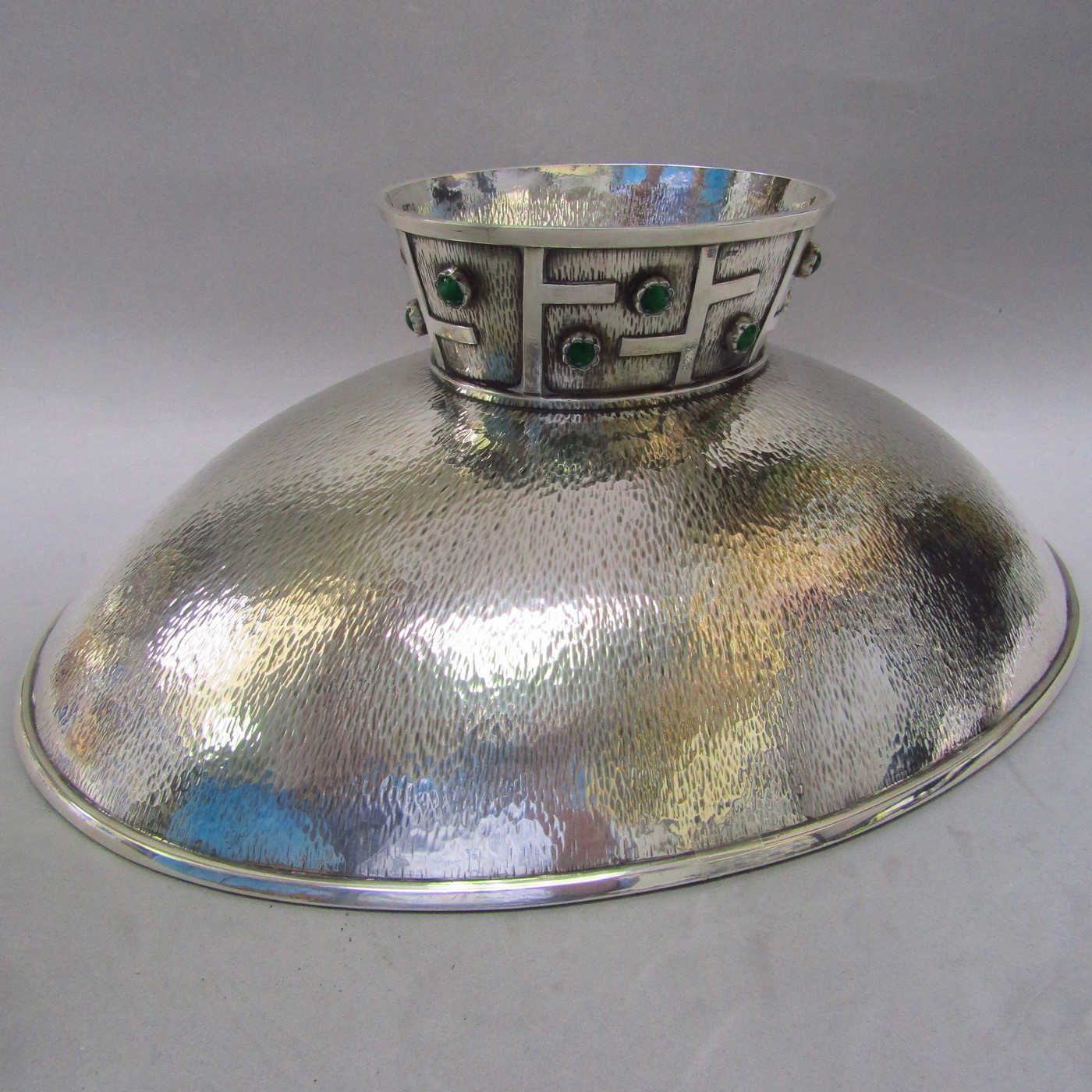Centro de Mesa Oval en Plata martelé y base con cabujones. España, siglo XX. Centro de Mesa Oval en Plata martelé y base con cabujones. España, siglo XX.