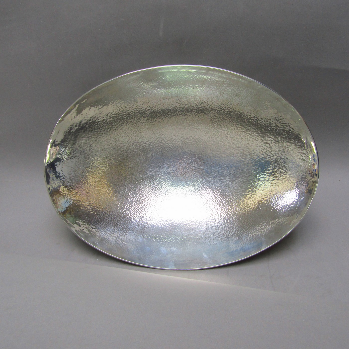 Centro de Mesa Oval en Plata martelé y base con cabujones. España, siglo XX. Centro de Mesa Oval en Plata martelé y base con cabujones. España, siglo XX.