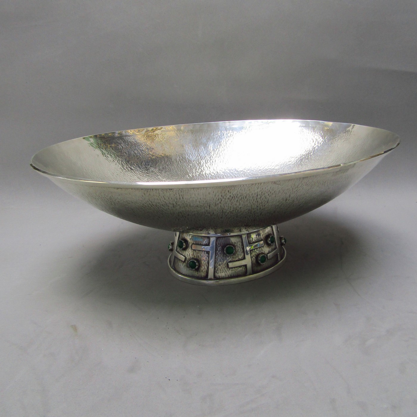 Centro de Mesa Oval en Plata martelé y base con cabujones. España, siglo XX. Centro de Mesa Oval en Plata martelé y base con cabujones. España, siglo XX.