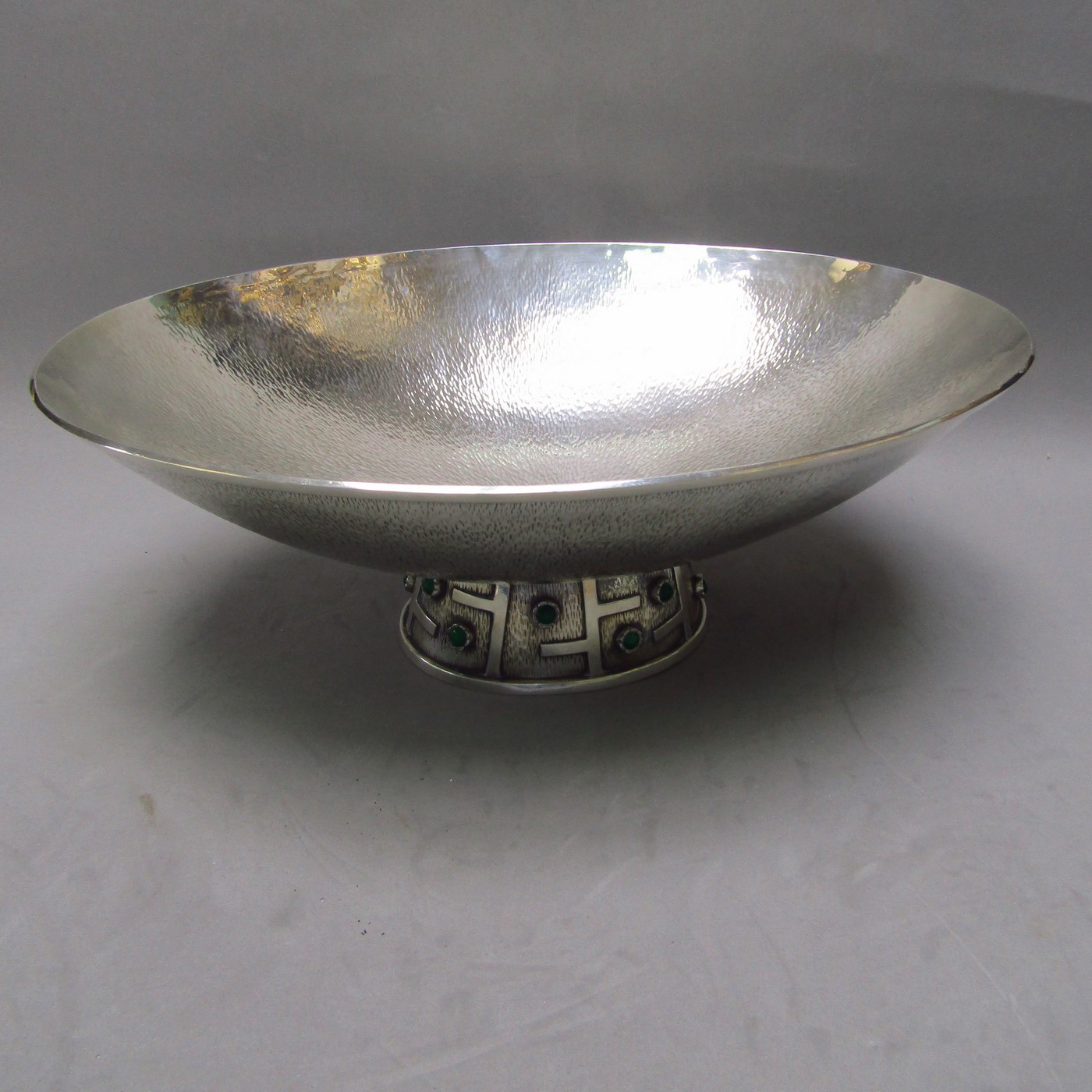Centro de Mesa Oval en Plata martelé y base con cabujones. España, siglo XX. Centro de Mesa Oval en Plata martelé y base con cabujones. España, siglo XX.