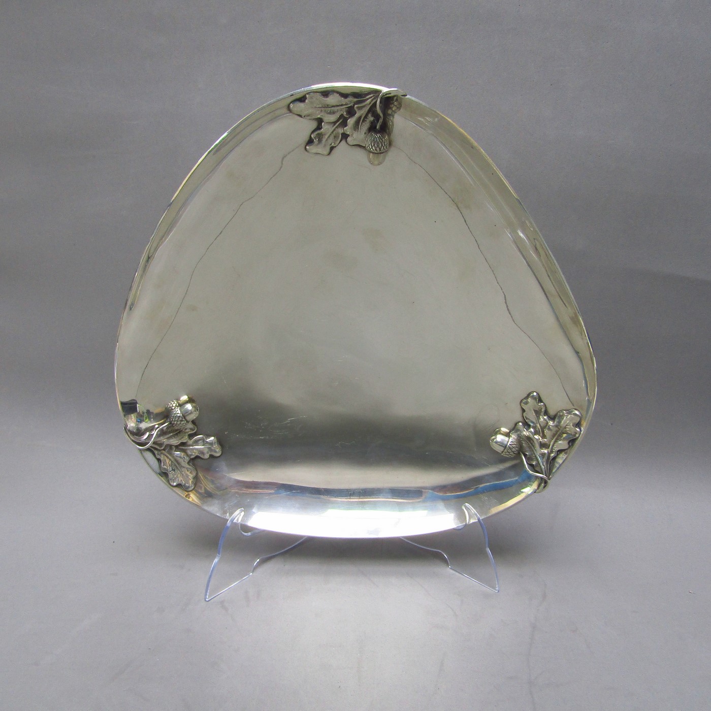 Centro de Mesa triangular en Plata. España, siglo XX. Centro de Mesa triangular en Plata. España, siglo XX.