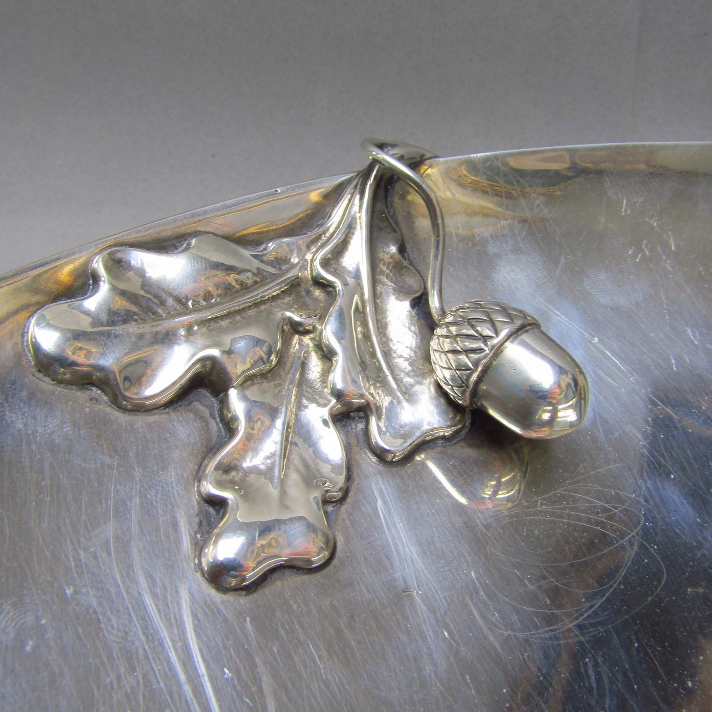 Centro de Mesa triangular en Plata. España, siglo XX. Centro de Mesa triangular en Plata. España, siglo XX.