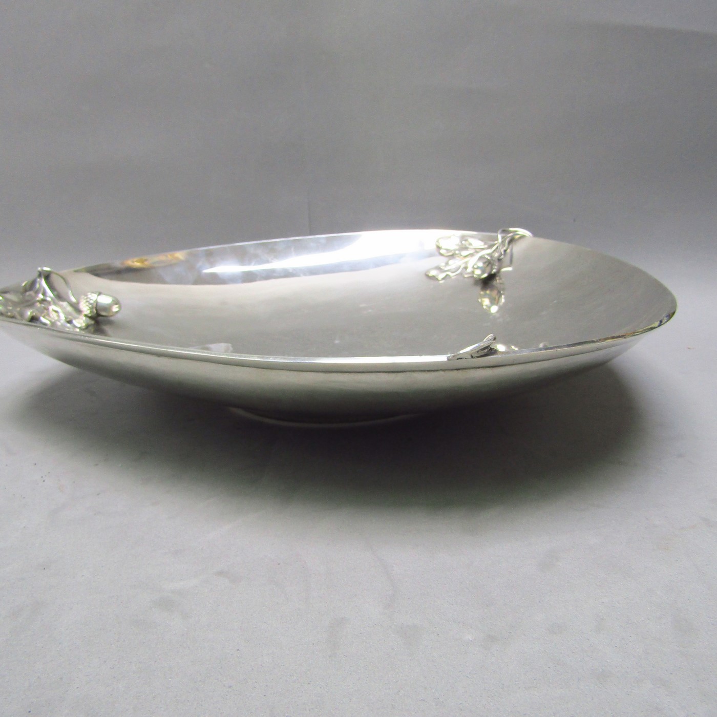 Centro de Mesa triangular en Plata. España, siglo XX. Centro de Mesa triangular en Plata. España, siglo XX.