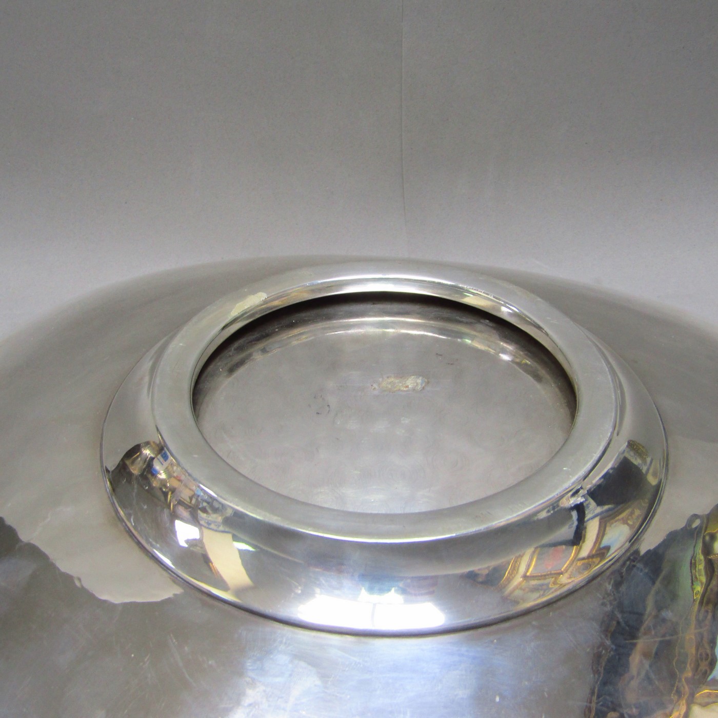 Centro de Mesa triangular en Plata. España, siglo XX. Centro de Mesa triangular en Plata. España, siglo XX.